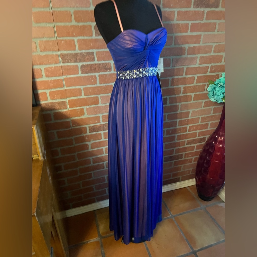Stunning NWT semi-formal/formal evening dress. - Picture 6 of 6
